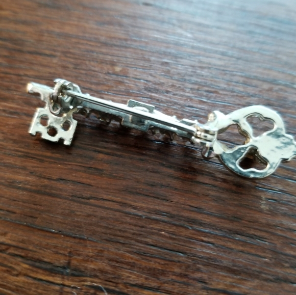 Vintage key pin with sky blue rhinestones silver brooch - Picture 4 of 4